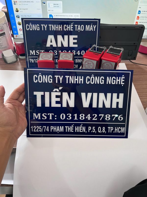 bảng hiệu mica công ty