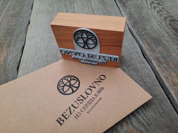 con dấu làm bằng gỗ đóng lên thùng carton